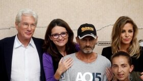 Richard Gere helps the homeless